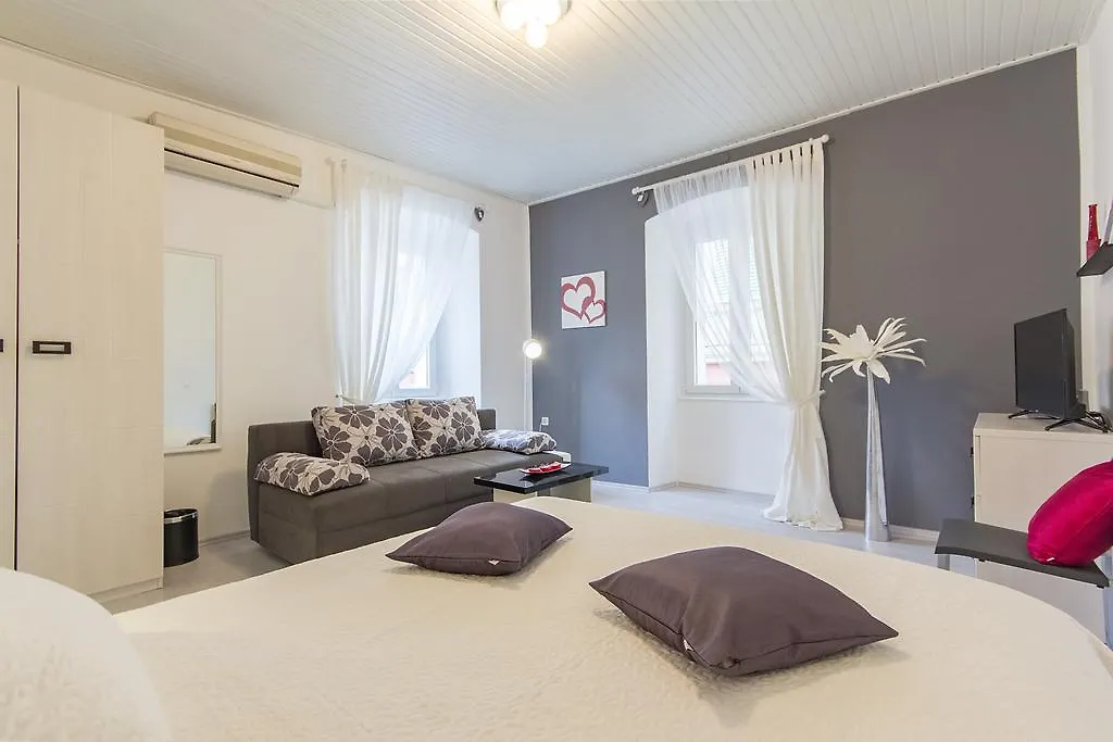 Center Studio Apartment Lino kontakter